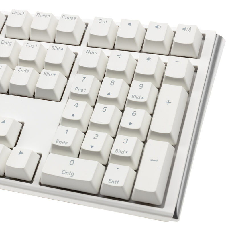Ducky One 3 Classic Pure White montert på skrivebord