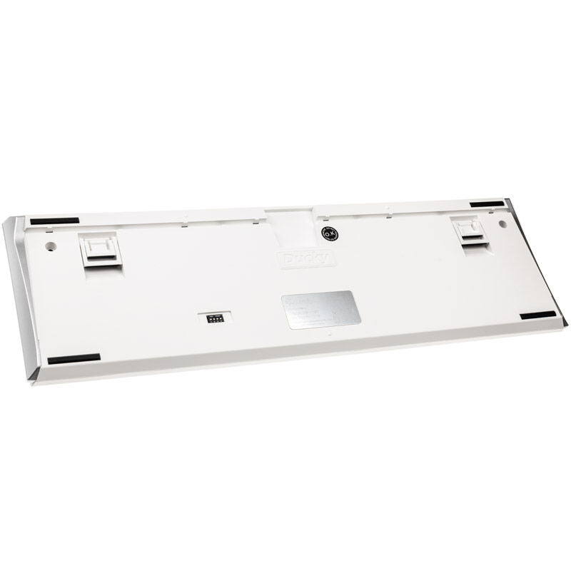 Ducky One 3 Classic Pure White montert på skrivebord