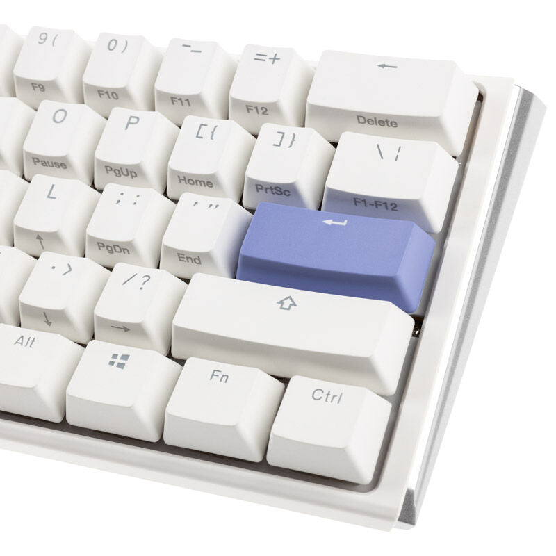 Ducky One 3 Classic Pure White Mini tastatur montert på skrivebord