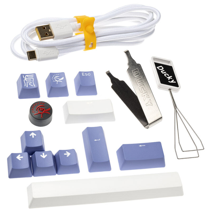 Ducky One 3 Classic Pure White tastatur på kontorpult