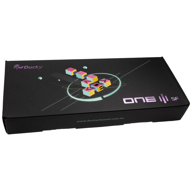 Ducky One 3 Classic Pure White SF i bruk med gamingutstyr