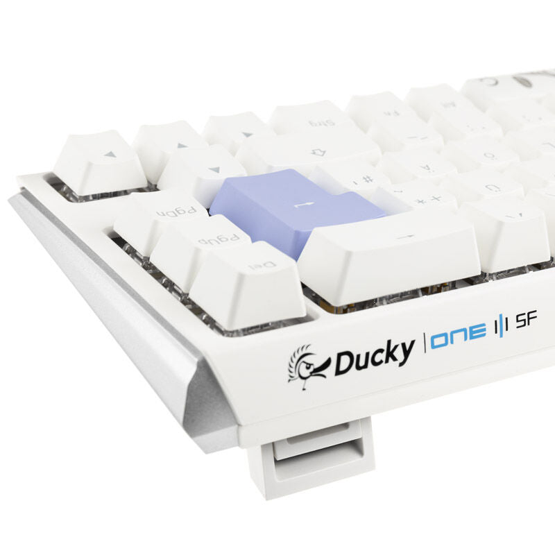 Nærbilde av PBT double-shot tastaturhetter på Ducky One 3 Classic Pure White SF