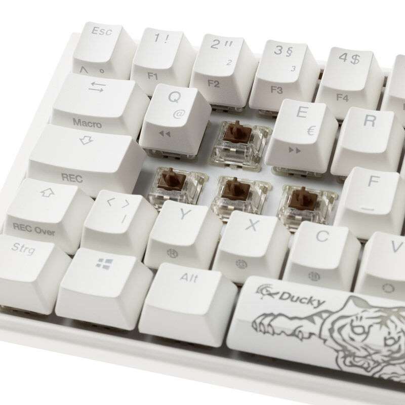 Ducky One 3 Classic Pure White SF nærbilde av Cherry MX Brown switch