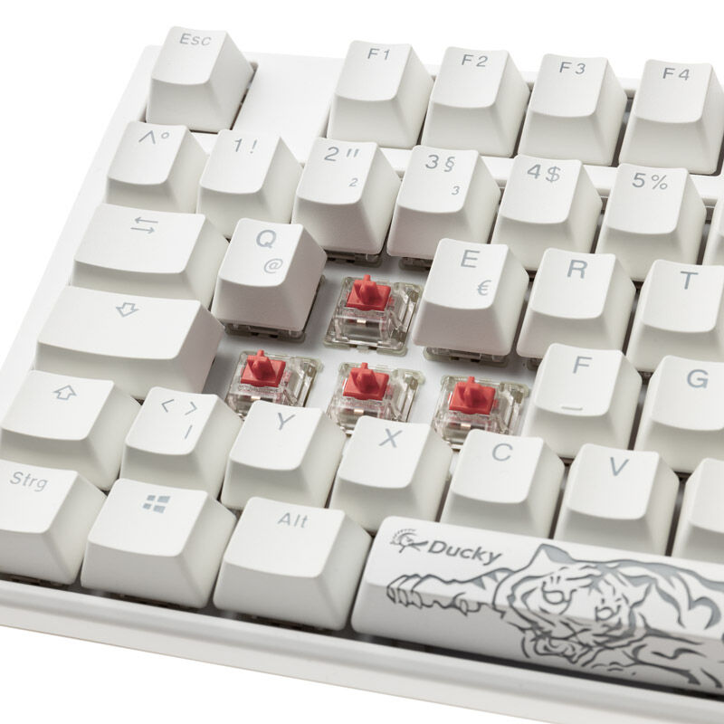 Nærbilde av Cherry MX Silent Red brytere i Ducky One 3