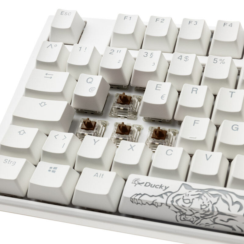 Ducky One 3 Classic Pure White TKL tastatur montert på skrivebord