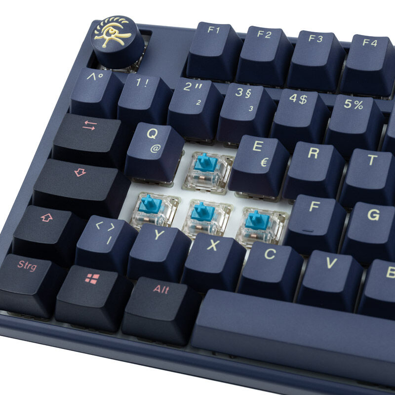 Montert Ducky One 3 Cosmic Blue gamingtastatur på skrivebord