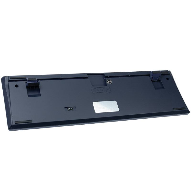 Montert Ducky One 3 Cosmic Blue gamingtastatur på skrivebord