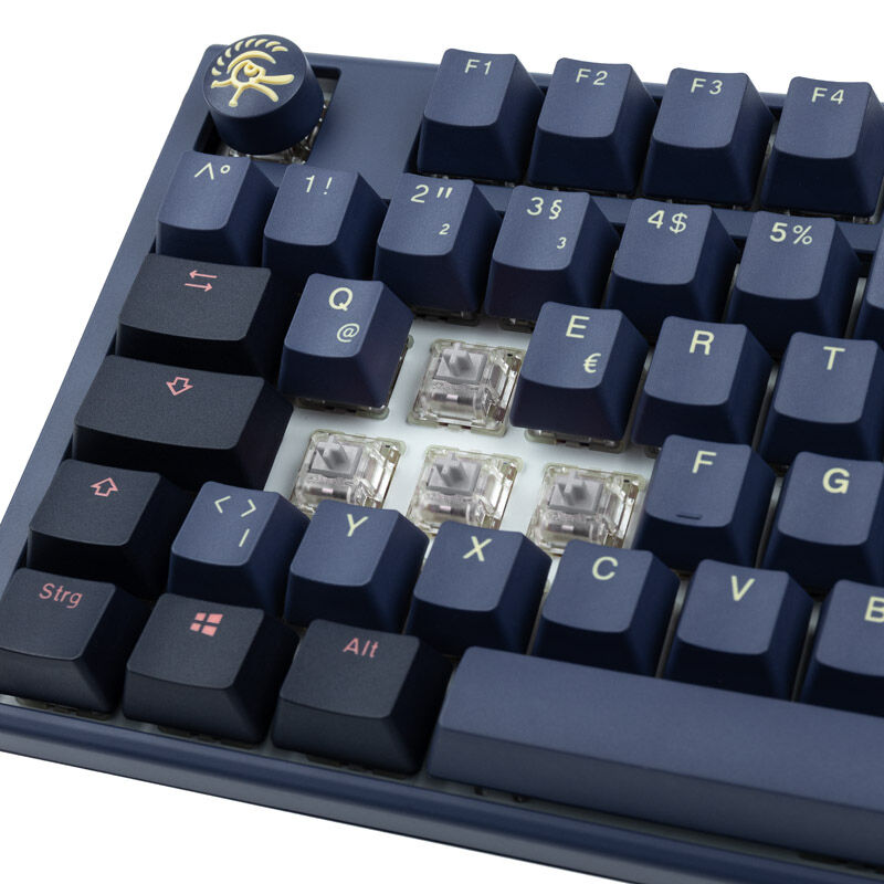 Montert Ducky One 3 Cosmic Blue gamingtastatur på skrivebord