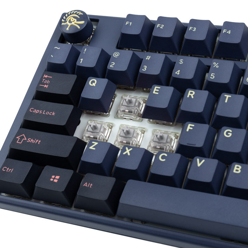 Ducky One 3 Cosmic Blue TKL gamingtastatur montert på skrivebord