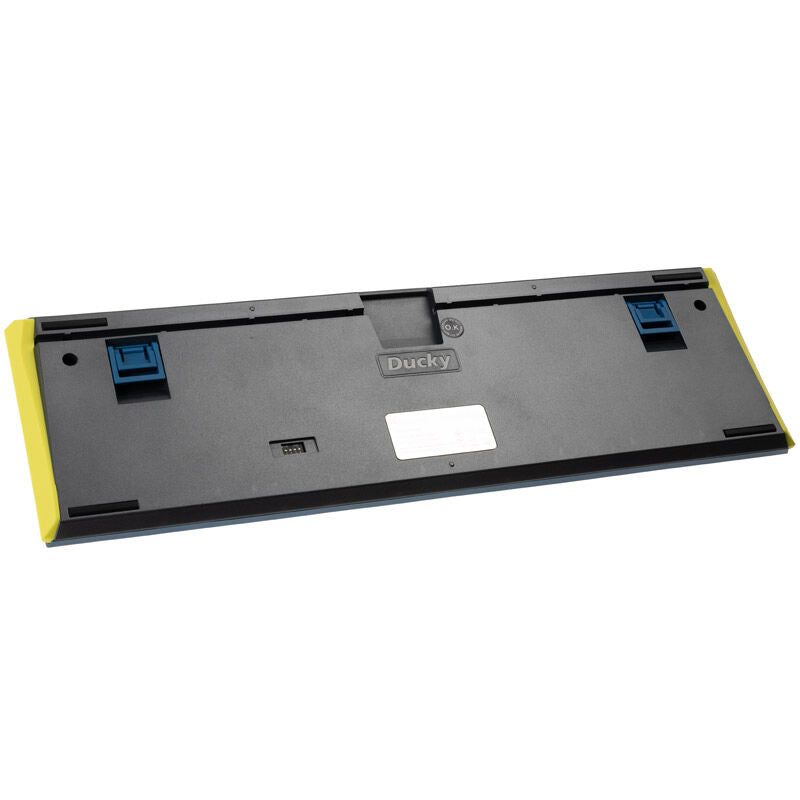 Ducky One 3 Daybreak gamingtastatur RGB montert på skrivebord