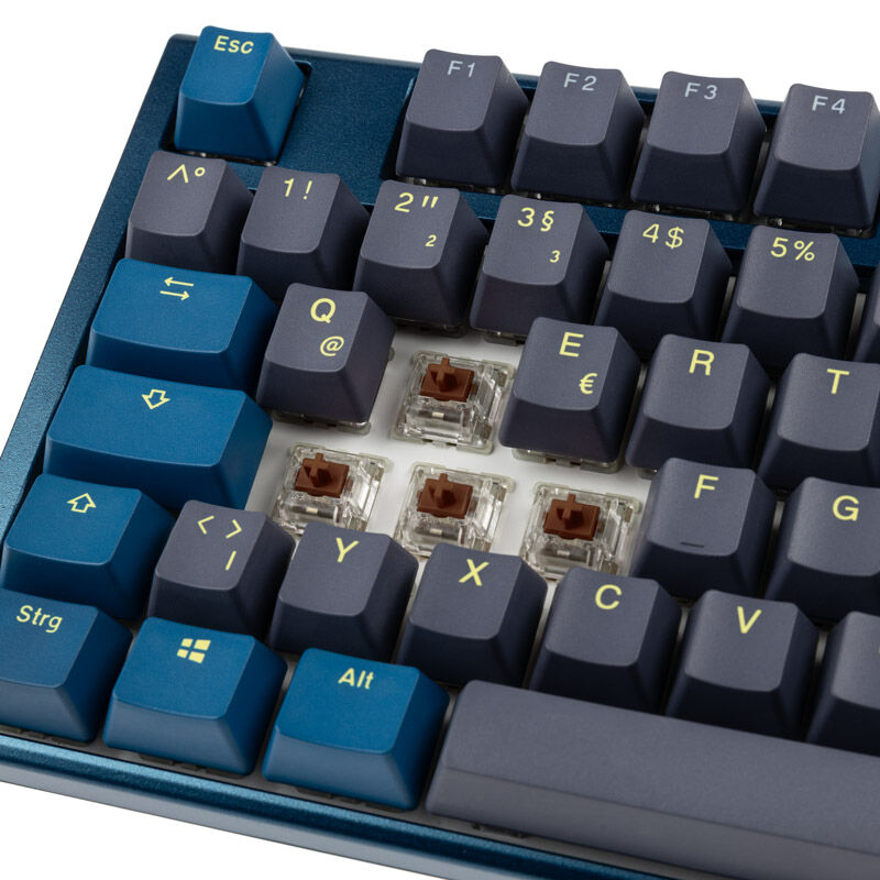 Nærbilde av Cherry MX Brown switch i Ducky One 3 Daybreak gamingtastatur