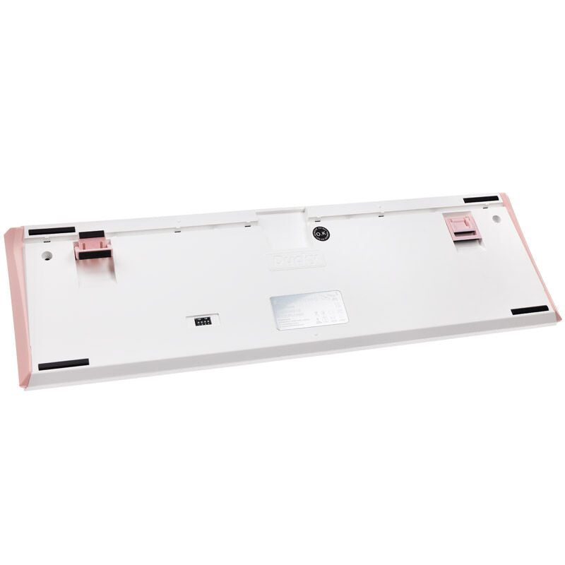 Ducky One 3 Gossamer Pink gamingtastatur montert på skrivebord