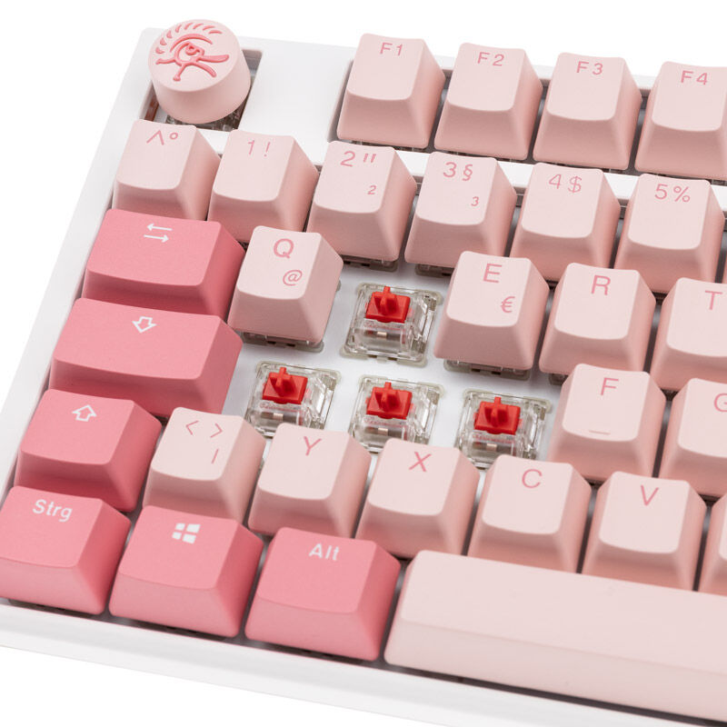 Ducky One 3 Gossamer TKL Pink tastatur montert på skrivebord