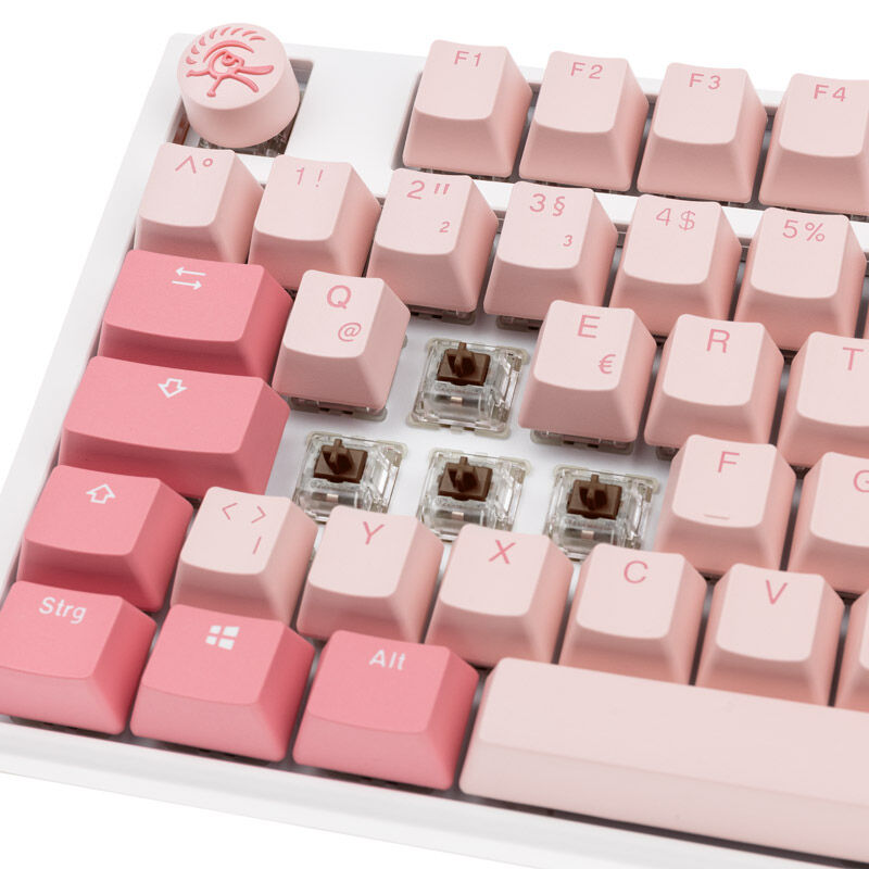 Nærbilde av Cherry MX Brown switches på Ducky One 3 Gossamer TKL Pink