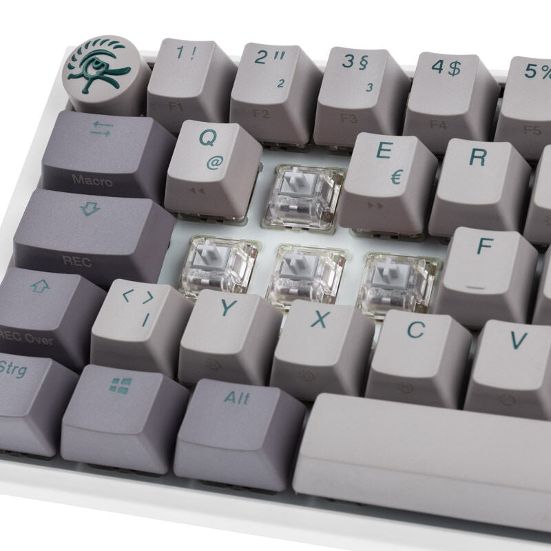 Nærbilde av PBT-tastaturkapsler på Ducky One 3 Mist Grey Mini
