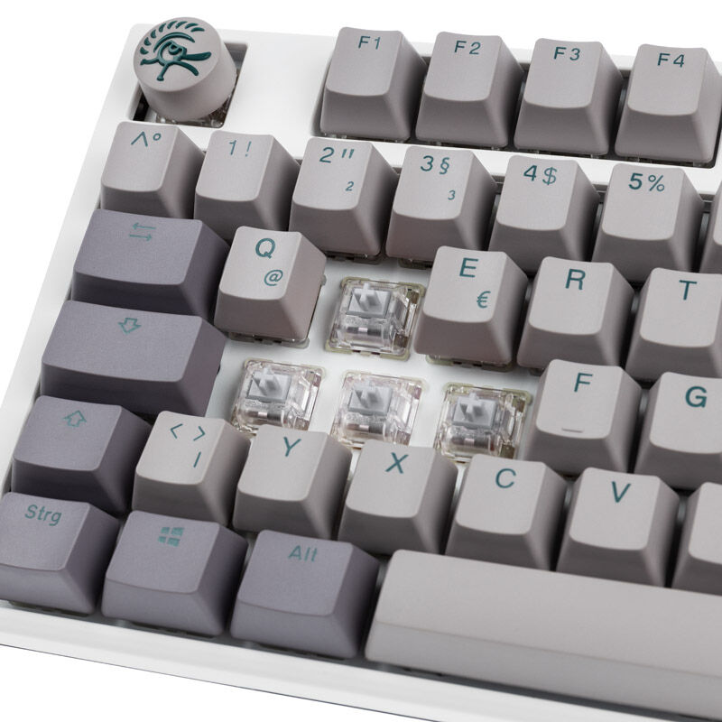 Montert Ducky One 3 Mist Grey gamingtastatur RGB MX-Speed-Silver på skrivebord