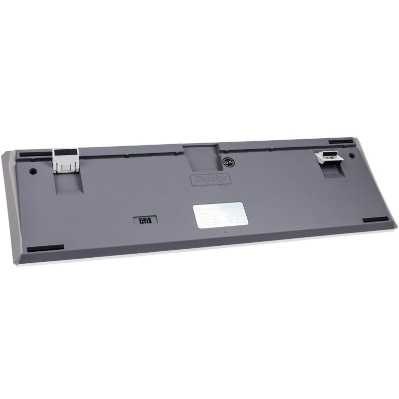 Ducky One 3 Mist Grey tastatur montert på skrivebord