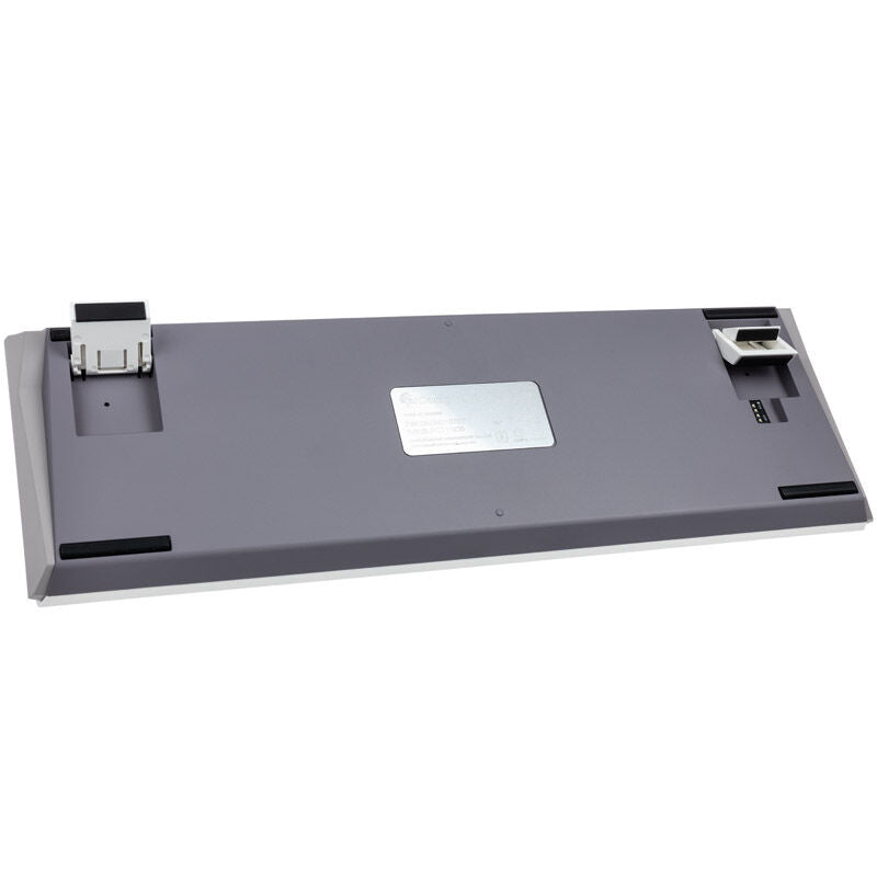 Ducky One 3 Mist Grey SF gamingtastatur montert på skrivebord