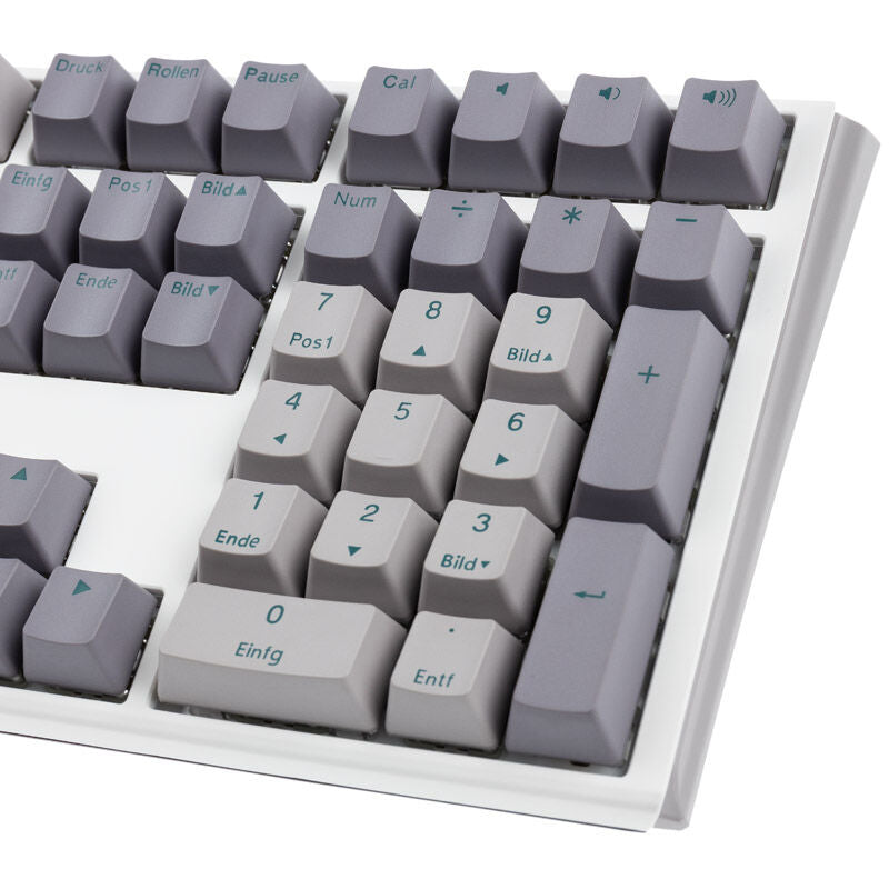 Ducky One 3 Mist Grey tastatur montert på skrivebord