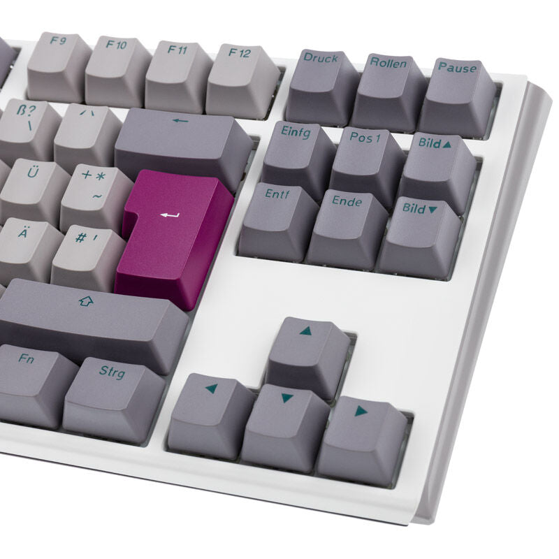 Ducky One 3 Mist Grey TKL gamingtastatur med taster i bruk