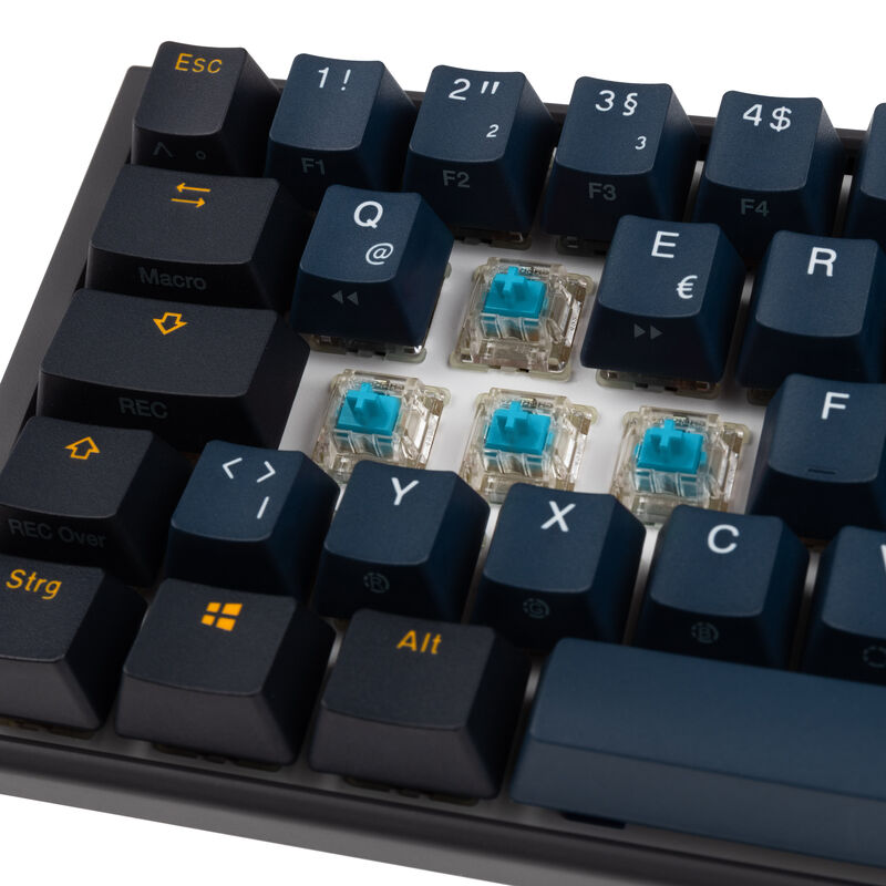 Nærbilde av Ducky Doubleshot PBT keycaps på Ducky One 3 Pro Mini Nazca Line