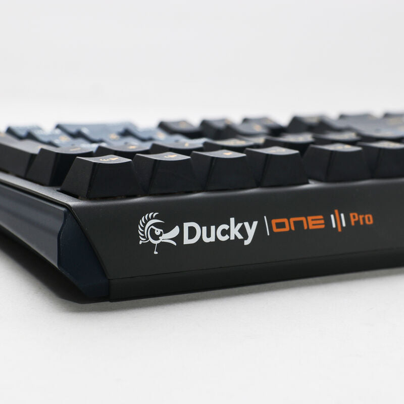 Ducky One 3 Pro Nazca Line med USB-kabel tilkoblet