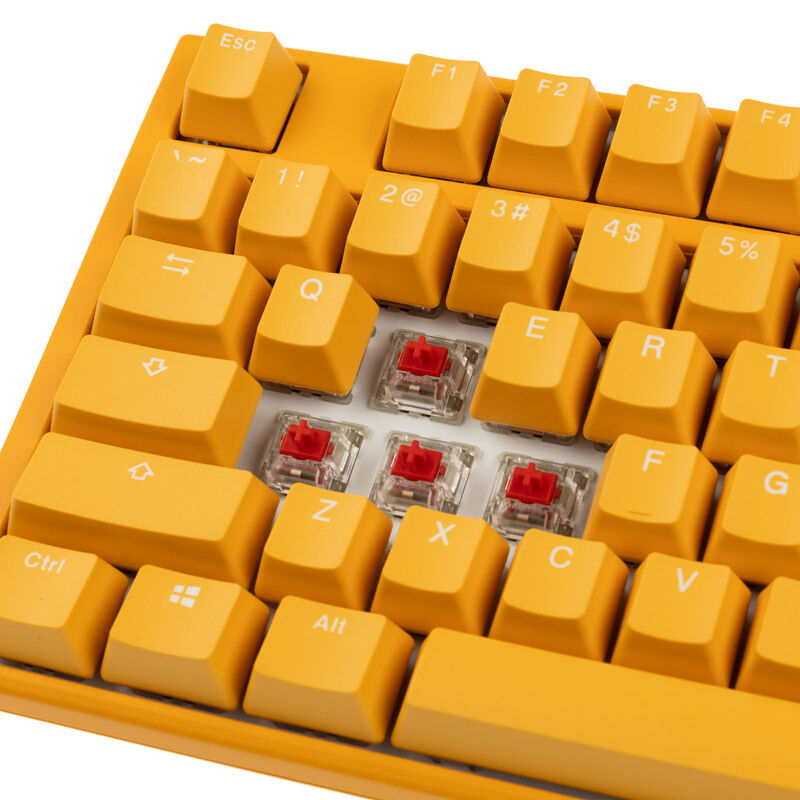 Ducky One 3 Yellow gamingtastatur RGB mekanisk MX-Red montert på skrivebord
