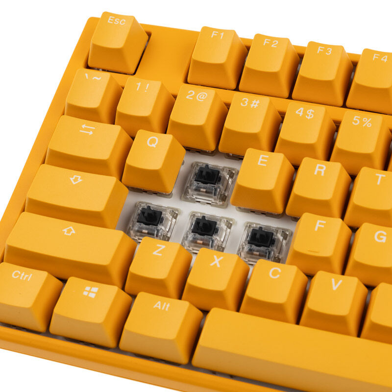Nærbilde av USB-C-kabel til Ducky One 3 Yellow gamingtastatur RGB mekanisk MX-Black
