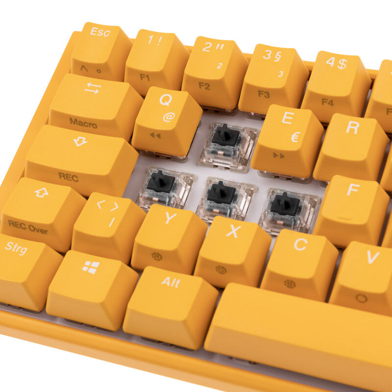 Montert Ducky One 3 Yellow Mini gamingtastatur på skrivebord