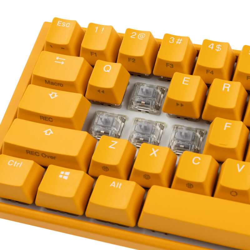 Nærbilde av Cherry MX Speed Silver brytere i Ducky One 3 Yellow Mini 60 % tastatur