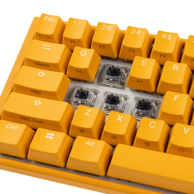 Nærbilde av Cherry MX Black-switch på Ducky One 3 Yellow Mini