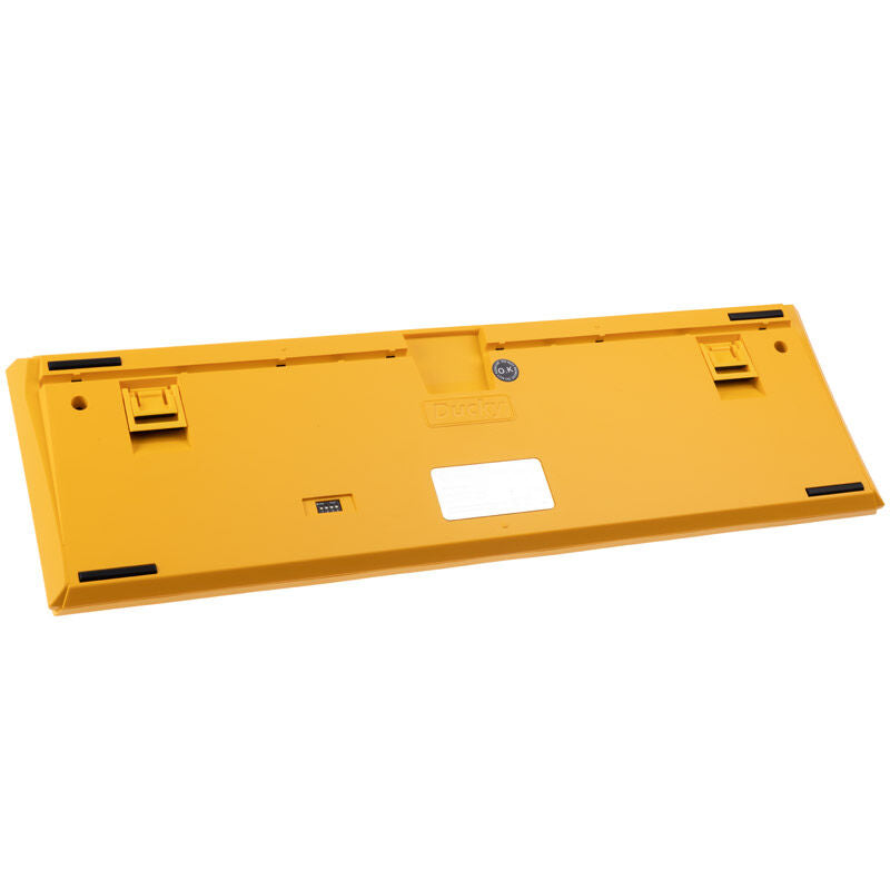 Montert Ducky One 3 Yellow gamingtastatur på skrivebord