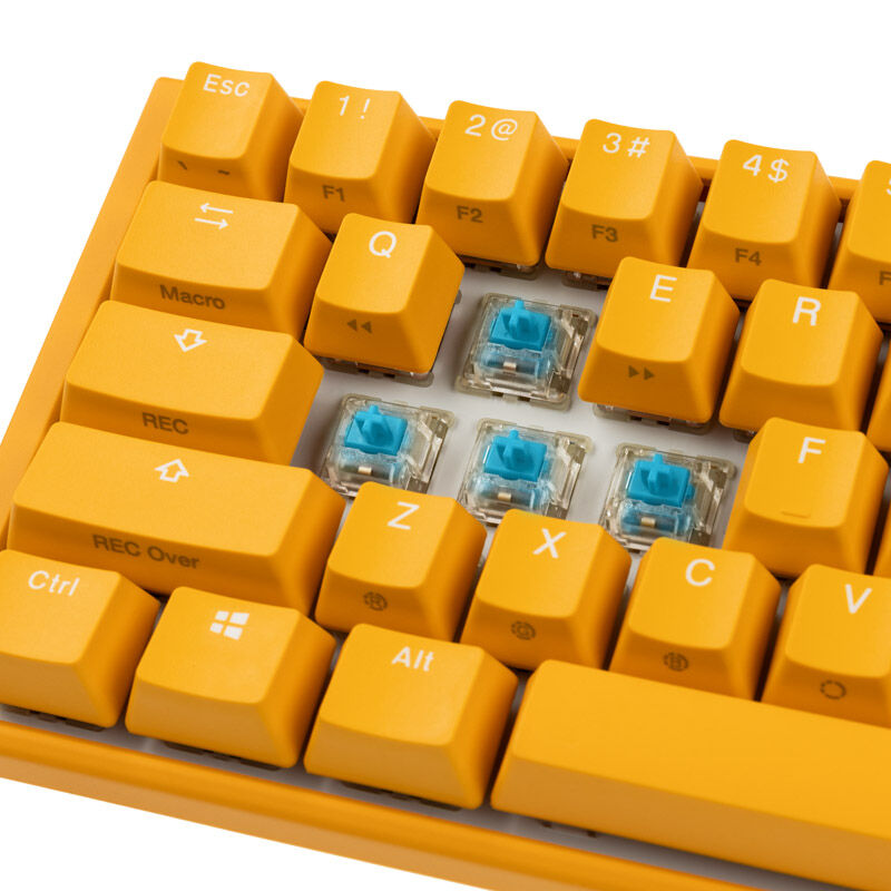 Nærbilde av Cherry MX Blue switch i Ducky One 3 Yellow SF