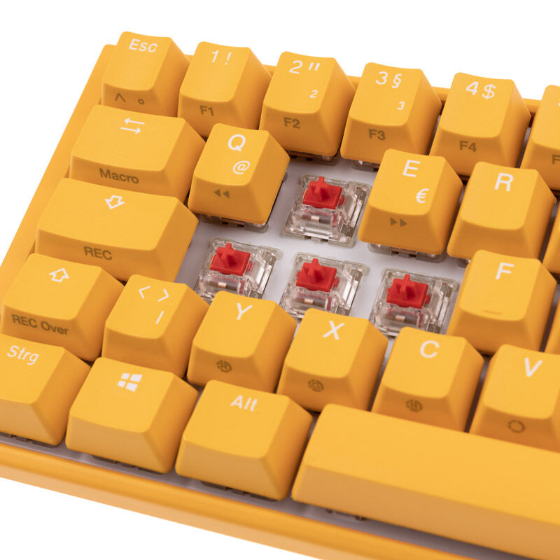 Nærbilde av Cherry MX Red switch på Ducky One 3 Yellow SF