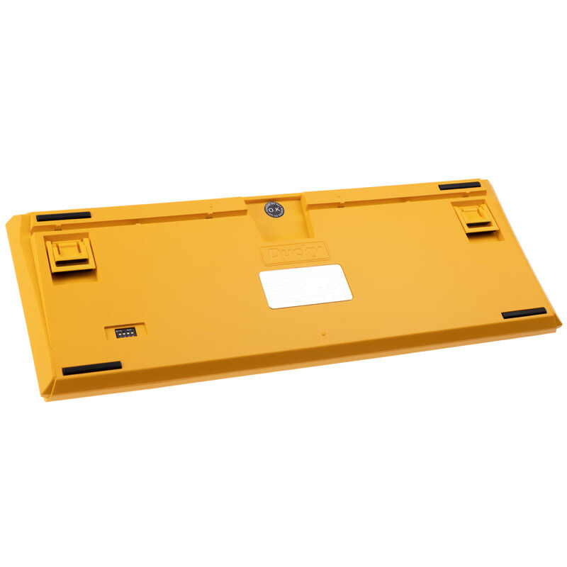 Ducky One 3 Yellow TKL gamingtastatur RGB MX-Clear montert på skrivebord