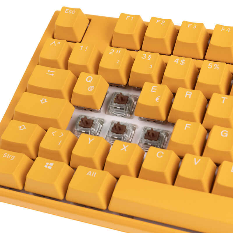 Montert Ducky One 3 Yellow TKL gamingtastatur RGB MX-Brown med USB-C kabel