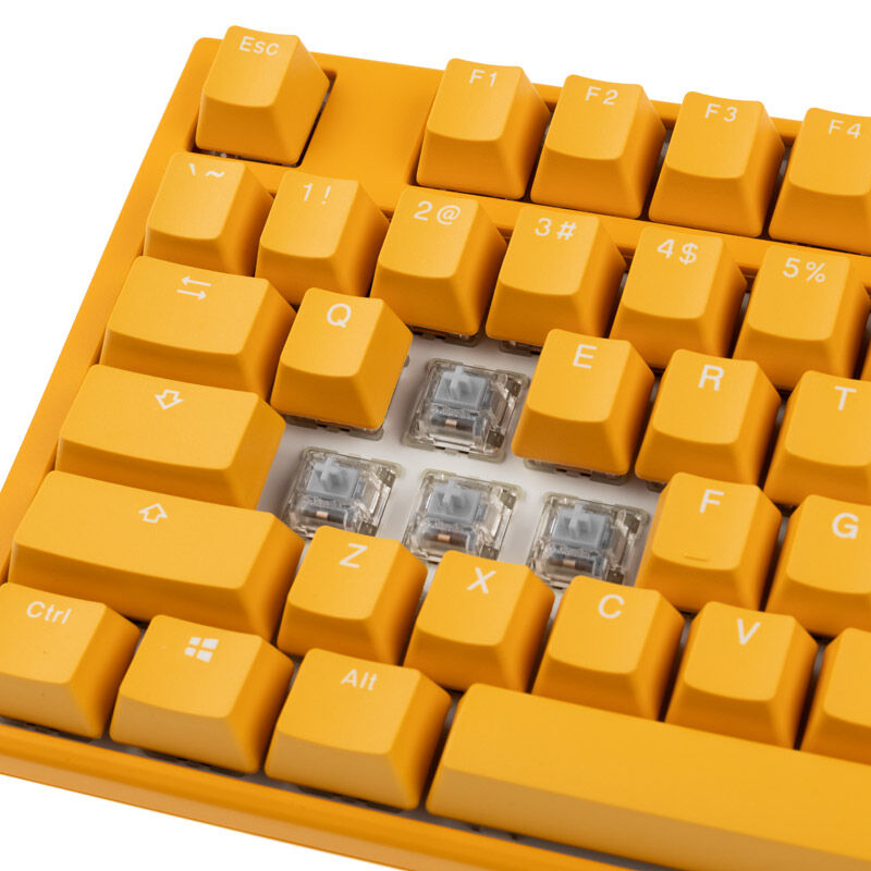Ducky One 3 Yellow gamingtastatur RGB nærbilde av USB-C-port