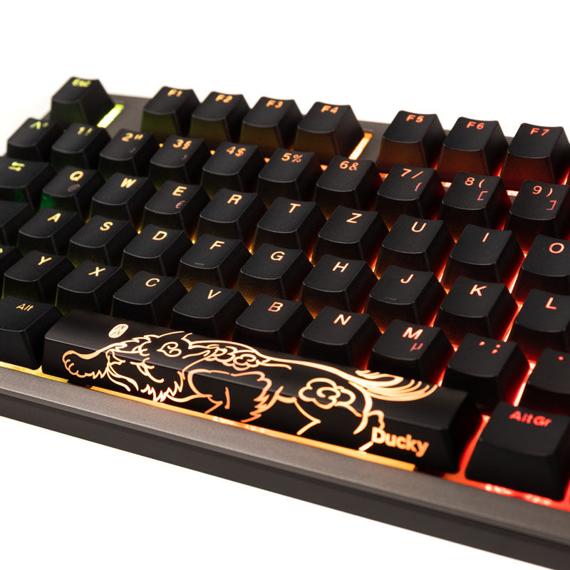 Nærbilde av RGB-belysning på Ducky Shine 7 PBT gamingtastatur