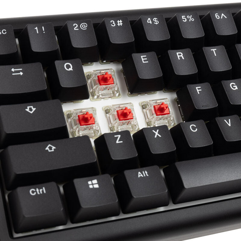 Nærbilde av taster på Ducky Tinker 65 gamingtastatur RGB MX-Red Hot-Swap ANSI