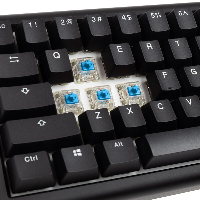 Nærbilde av tastaturtaster med RGB-belysning på Ducky Tinker 65