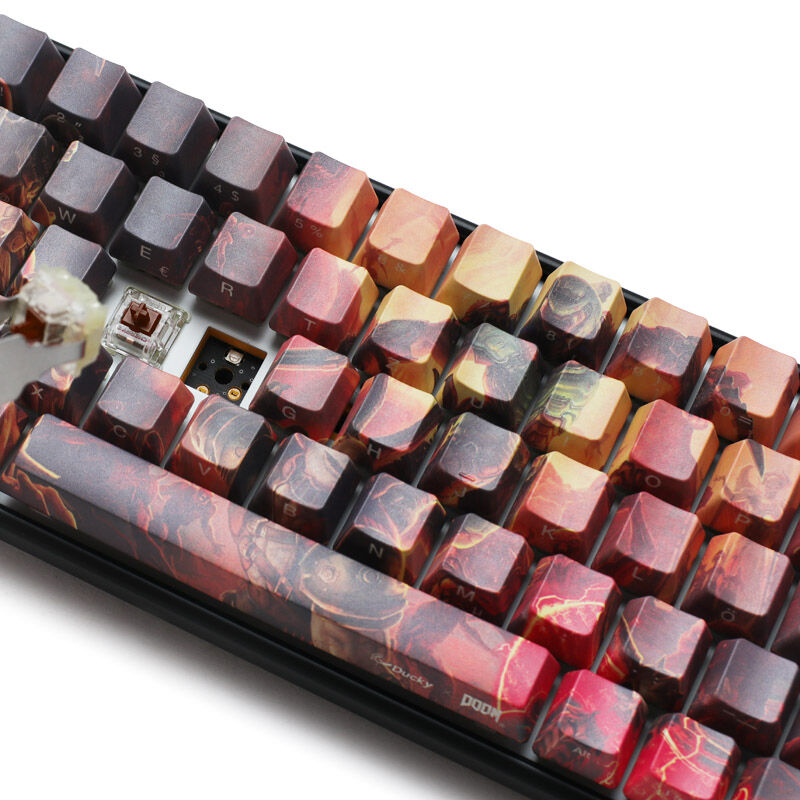 Slayer motiv på Ducky x Doom One 3 SF gamingtastatur 65% RGB MX-Brown