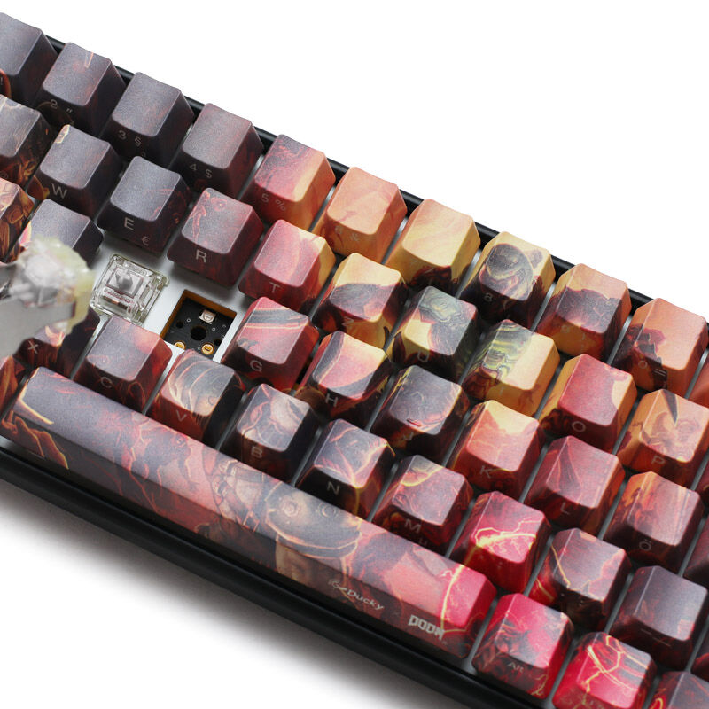 Tastaturknapper med Doom-design på Ducky x Doom One 3 SF gamingtastatur 65% RGB MX-Speed Silver