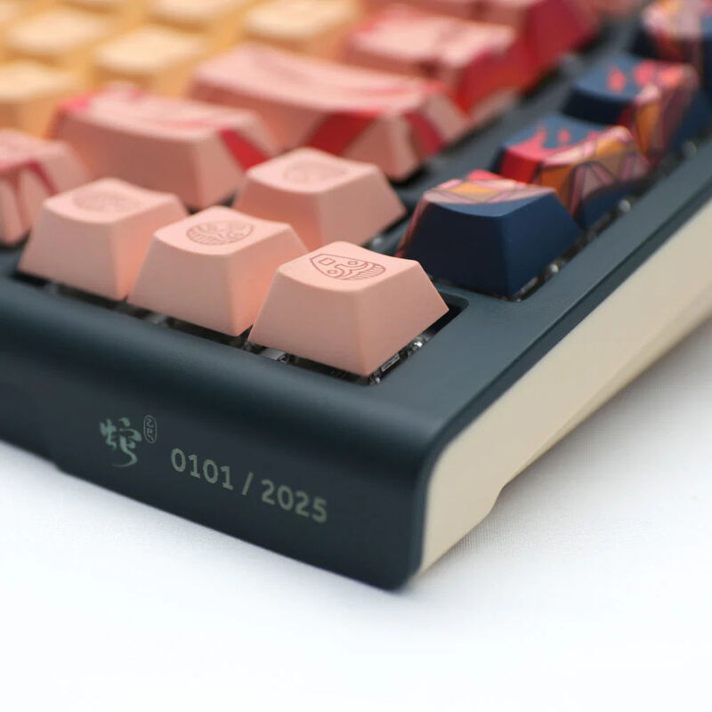 Nærbilde av Cherry MX2A Red switch på Ducky Year of the Snake 2025 Zodiac
