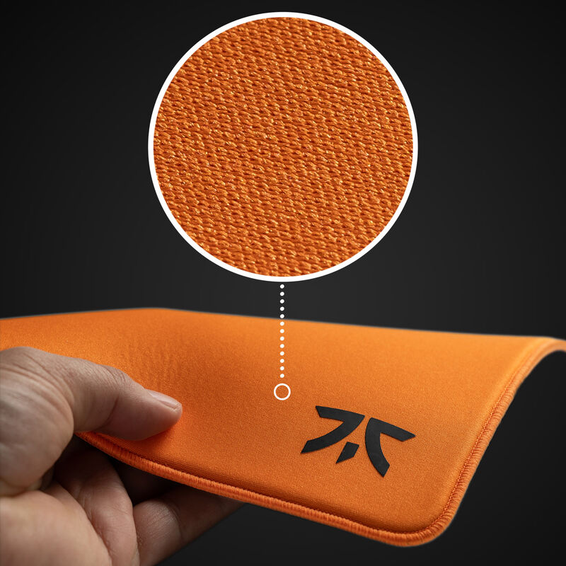 Fnatic FOCUS 3 MAX XL musematte montert på skrivebord