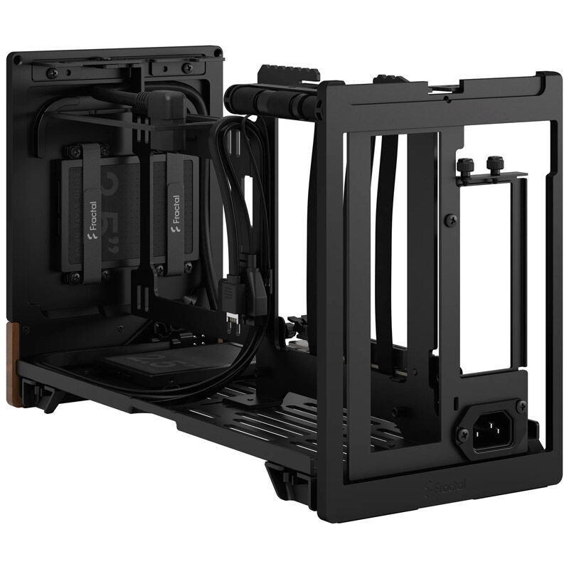 Detalj av Fractal Design Terra kabinett USB-porter foran