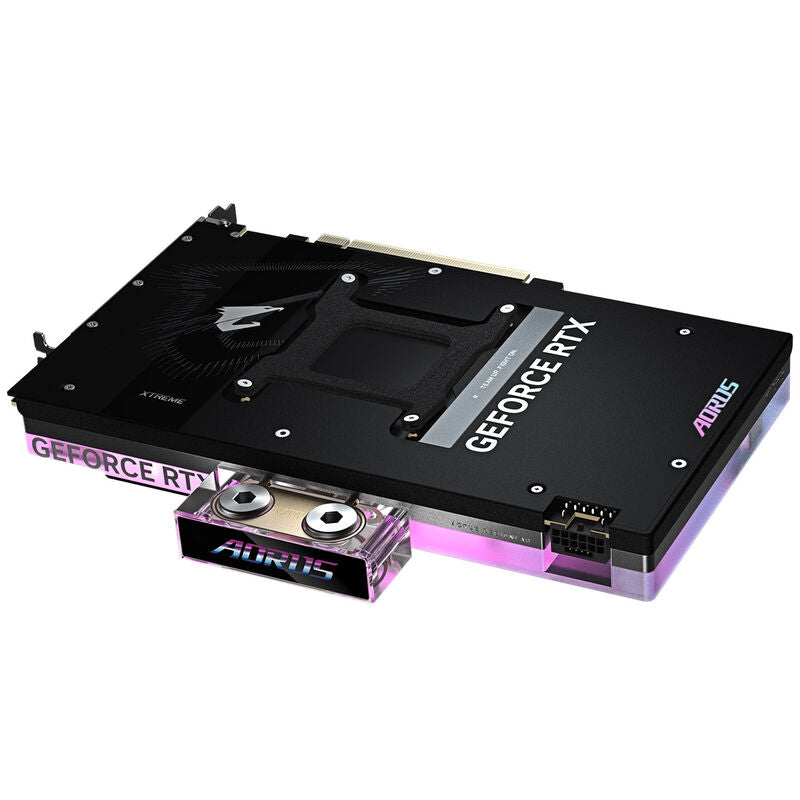 Nærbilde av vannblokk på Gigabyte Aorus RTX 5090 Xtreme Waterforce WB