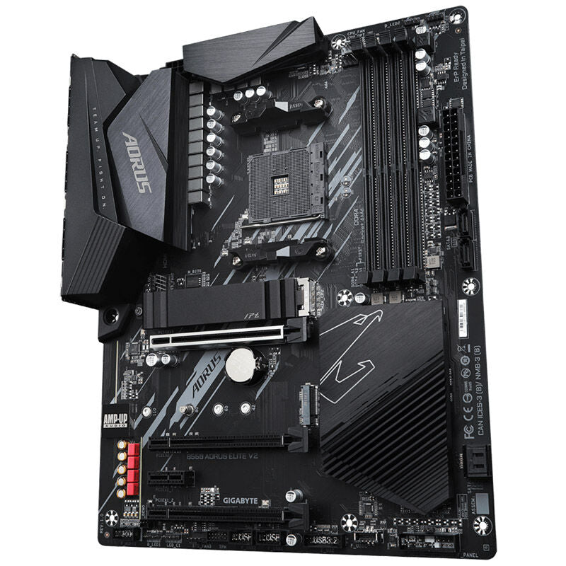 Nærbilde av Gigabyte B550 AORUS Elite V2 hovedkort med PCIe-spor