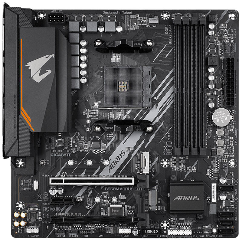 Detalj av Gigabyte B550M AORUS Elite hovedkortets PCIe slot
