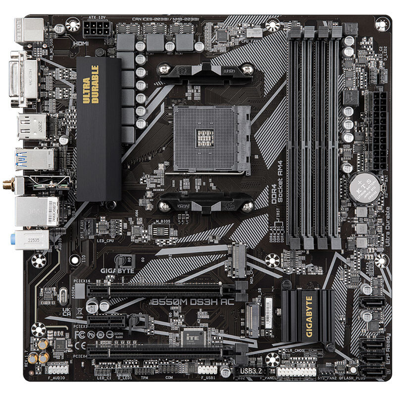 Detalj av Gigabyte B550M DS3H AC hovedkortets PCIe-porter