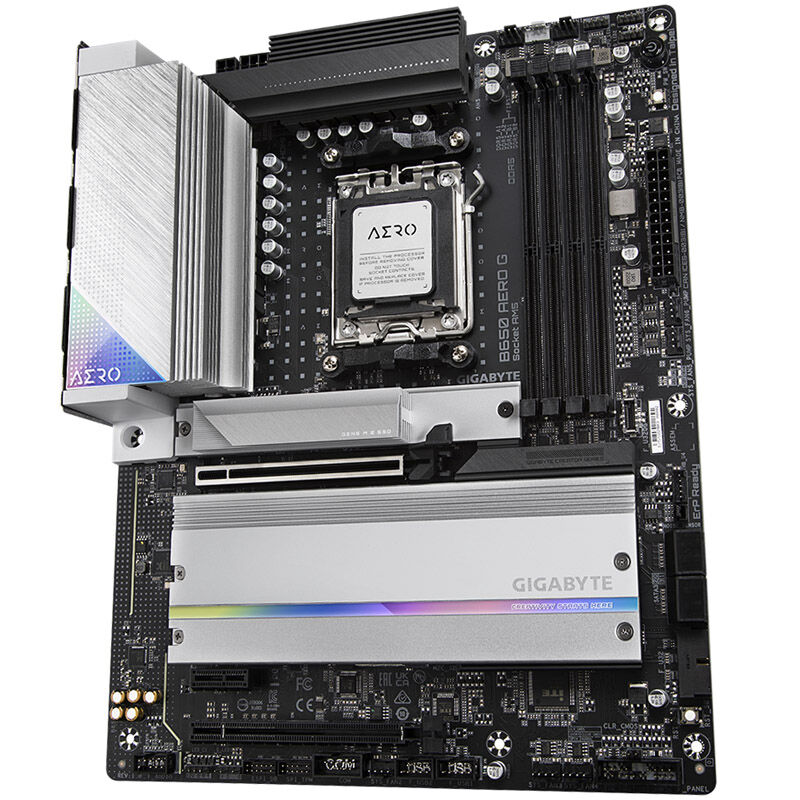 Detalj av Gigabyte B650 Aero G hovedkort tilkoblinger